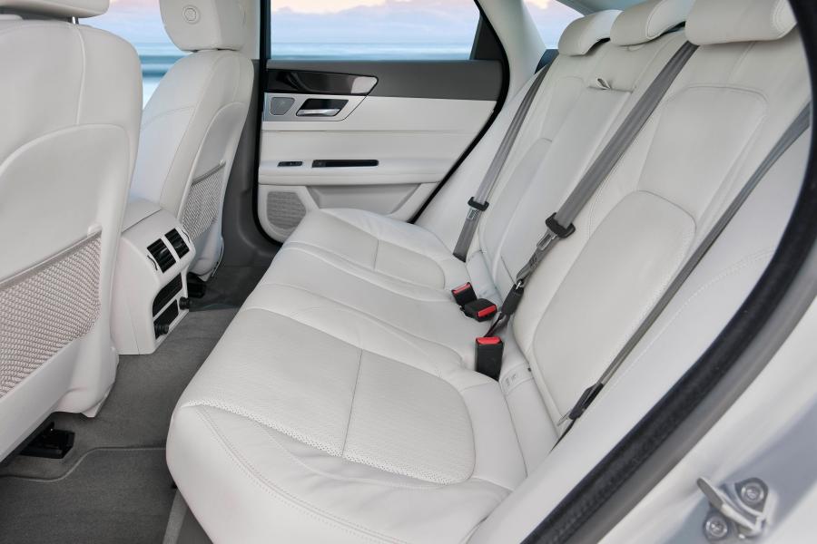  Jaguar XF Prestige 2016 года  (AU) (фото 3 из 23)